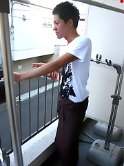 Japanese boy-next-door Haruki jerking off!