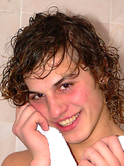 Sweet Twink Raoul bathtub wanking
