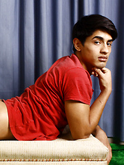 Foxy twink model displays goods on cam