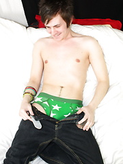 Northern Emo boy Zackary Starr shows of his monster cock in another mind blowing solo!