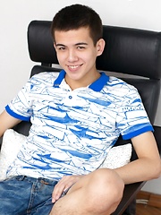 Adorable twink Alexandre Lee wanks for the boys